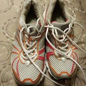 Women's tennis shoes